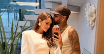 Bruna Biancardi exibe barriga da terceira gravidez em foto romântica com Neymar