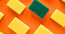 Esponja no congelador: o truque simples que elimina o gelo e salva sua geladeira
