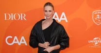 Por que Charlize Theron não diz o nome do diretor que ela acusa de abuso sexual?