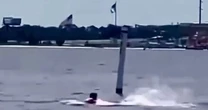 Funcionário da Marinha dos EUA é atacado por tubarão na Flórida; veja o momento