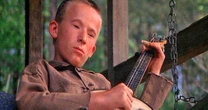 Há 54 anos, este garoto usou a magia do cinema para tocar banjo com uma mão só: assim nasceu uma das cenas mais lendárias do cinema de aventura e um enorme sucesso musical