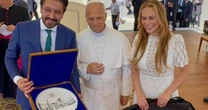 Prefeito de SP presenteia Papa Leão XVI com camisa do Palmeiras e raquete de Bia Haddad