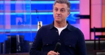 No 'Domingão', famoso diz ser filho de Luciano Huck: 'Achei uma foto'