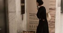 Tudo isso presentes para o Shawn Mendes? Bruna Marquezine sai cheia de compras de shopping às vésperas de 1º Dia dos Namorados com cantor. Fotos!
