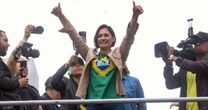 Michelle Bolsonaro ironiza revista em Fusca: 'Daqui a pouco pedem para abrir o porta-luvas'