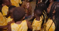 "Não fiquem tristes. Seremos amigos para sempre": Shakira se despede de Ghetto Kids e emociona fãs (VÍDEO)