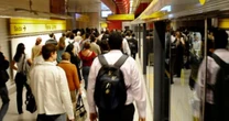 Linha do Metrô que teve trem descarrilado nesta terça opera sem maquinista; entenda