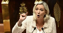 Marine Le Pen resiste no cenário político francês enquanto aguarda novo julgamento