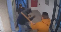 Mulher é atacada com golpes de faca por ex; atual namorado dá pauladas no agressor e salva vítima