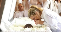 O adeus à 'irmã de alma' Preta Gil: muito abalada, Carolina Dieckmmann chora bastante e faz carinho no corpo da amiga; + de 12 fotos