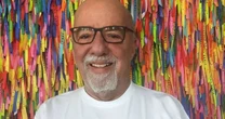 Paulo Coelho se emociona ao detalhar relação com Raul Seixas: 'Comecei a chorar'