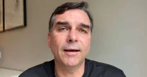 Flávio diz que PF fez buscas dentro do quarto da irmã mais nova atrás de armas de Bolsonaro: 'Muito constrangedor'