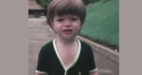 Nascido em 1971, esse menino de cabelo muito liso e blusa de botão não imaginava que seria galã da Globo e um terrível vilão de novela; reconhece?