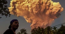 Erupção de Vulcão na Indonésia causa cancelamento de voos para Bali; população deve evitar arredores