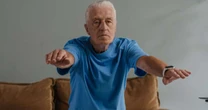 Os seis exercícios recomendados por Steve Chambers para ganhar massa muscular aos 60 anos usando o peso corporal: 'Eles melhoram a estabilidade articular e desenvolvem uma boa base de força'
