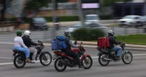 Moraes suspende medida da Prefeitura de SP que exige seguro adicional para moto de aplicativo