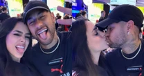 Sem as filhas, Neymar e Bruna Biancardi trocam beijos e noite de pôquer