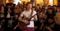 Ed Sheeran faz visita surpresa aos seus fãs no México