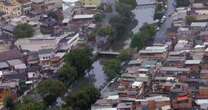 Turista idoso entra de carro por engano em favela no RJ e acaba sendo capturado e agredido por bandidos