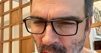 Tadeu Schmidt surge barbudo e prova o morango do amor; veja o que ele achou do doce