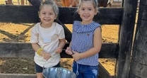 Momento fofura! Maria Alice e Maria Flor roubam a cena na fazenda de Leonardo