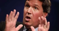 Quem é Tucker Carlson, o controverso direitista que entrevista alguns dos maiores rivais dos EUA?