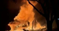 Duas pessoas morrem carbonizadas após Porsche bater em árvore e pegar fogo no interior de SP