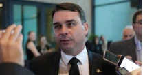 Flávio visita Bolsonaro pela primeira vez após prisão e diz que Moraes 'não fez favor nenhum'