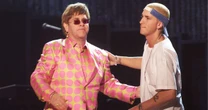 O inesperado presente que Eminem entregou a Elton John, segundo John Waters