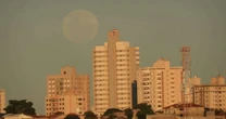 'Lua de Morango': fenômeno raro é observado no Brasil e imagens impressionam