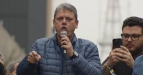 PT só existe hoje porque foi beneficiado pela anistia, diz Tarcísio em ato