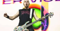 Shavo Odadjian (System of a Down) diz não ser de esquerda ou direita e explica posicionamento