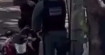 Recife: homem é detido pela PM após tentar roubar pedestre, em Boa Viagem; veja vídeo