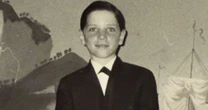 Esse garotinho nos anos 1960 já usava terno e nem imaginava que quase não largaria mais a roupa social. Reconhece?