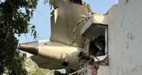 Um passageiro sobrevive ao desastre com avião da Air Índia em Ahmedabad
