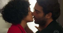 Veio aí! Afonso trai Solange com Maria de Fátima em 'Vale Tudo' e beijo gera revolta na web: 'O mais tóxico da novela'