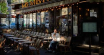 França proíbe fumo em locais ao ar livre acessíveis a crianças, com exceção de famosos cafés na calçada