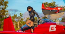 Aline Riscado faz manobras radicais em avião real para campanha da Bravo Bet no Aviator