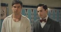 Candinho flagra traição e pisa em Celso na novela 'Eta Mundo Melhor'