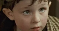 Ele tem 32 anos, atuou em 'Titanic' aos cinco e ainda recebe fortuna por dizer apenas uma frase