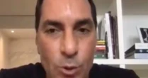 Infiel! Ex-jogador comete gafe e admite traição à esposa durante live: 'Já traí, verdade'