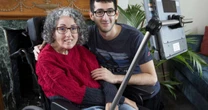 Gravação feita há 30 anos e IA devolvem voz a britânica com doença neurodegenerativa