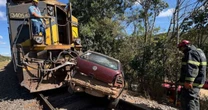 Homem morre após carro ser atingido e arrastado por trem em Minas Gerais