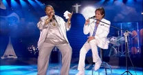 Roberto Carlos presta homenagem a Arlindo Cruz em show em Pernambuco: 'Se foi pra pertinho de Deus'