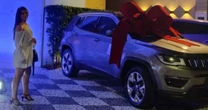 Funcionária ganha carro em sorteio de empresa e diz ter sido demitida sem motivo após reclamar de veículo