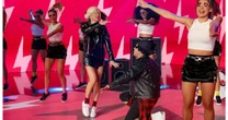 De cabelo loiro e minissaia, Rebeca Abravanel surge bem diferente no SBT por motivo inusitado e especial. Entenda!