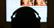UE aperta cerco digital: conheça app que irá bloquear conteúdo adulto para crianças e adolescentes