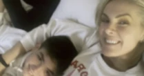 Ana Hickmann posa ao lado de Edu Guedes e comemora retorno do filho: 'Férias agora é com a gente'