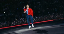 Harry Styles presta homenagem a David Hockney e relembra os tempos do One Direction em estreia no Wembley