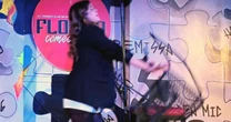 Comediante é alvo de cadeirada em show em SC; Veja o momento